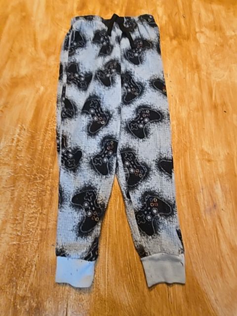 Grey Game Controller Members Mark Pjs, 4T B
