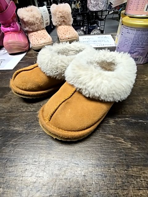 Tan/White Wonder Nation Slippers, 7/8C G