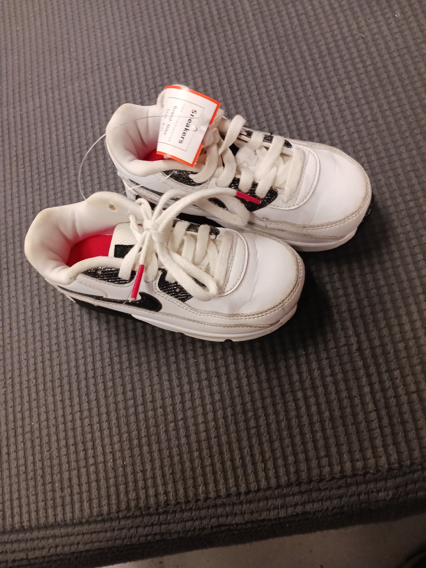 white/black/red Nike Sneakers, 9 G