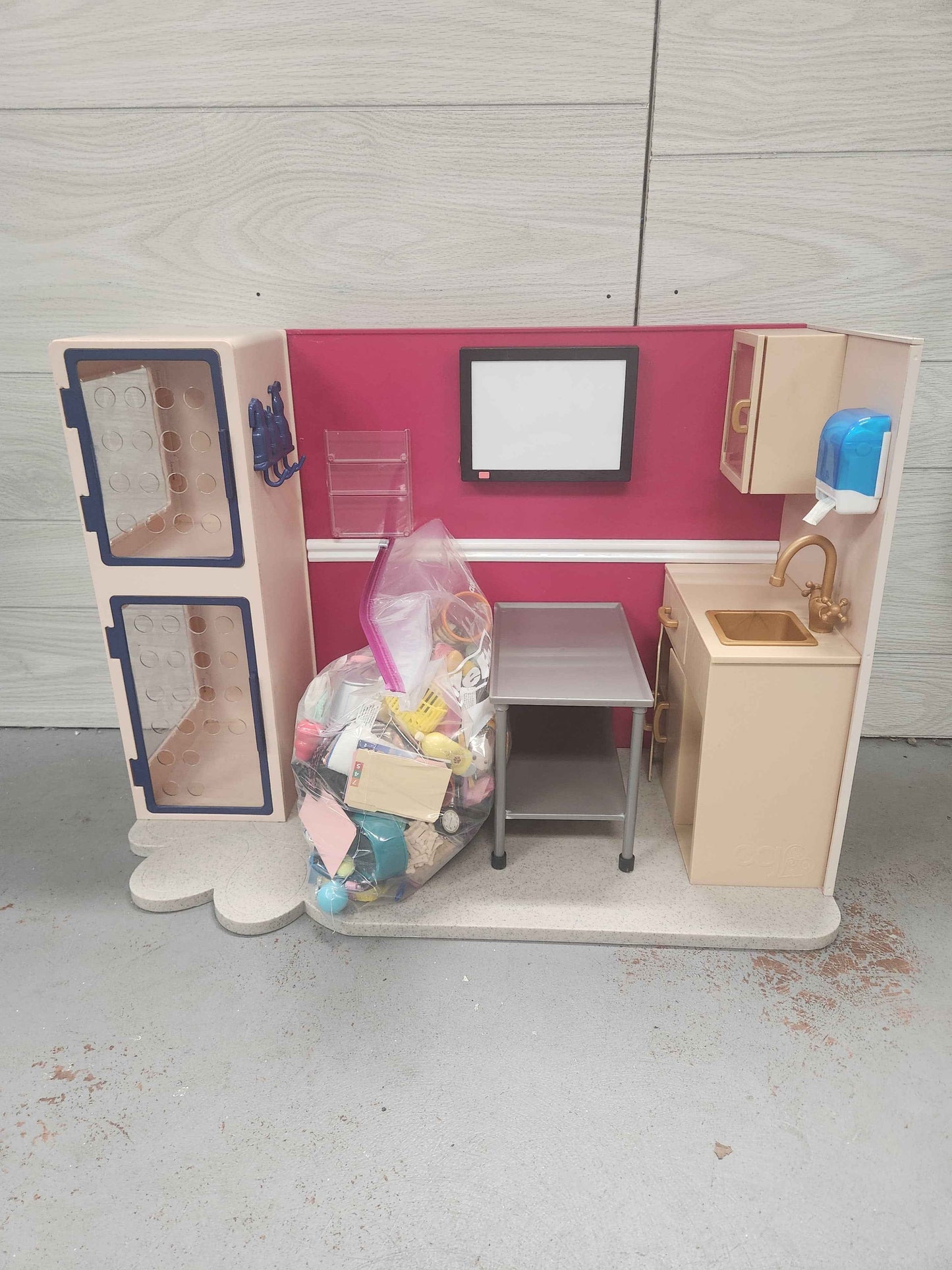 18in Doll Vet Clinic