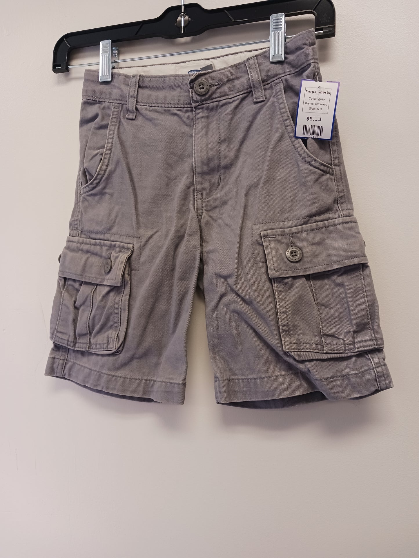 grey Old Navy Cargo Shorts, 6 B