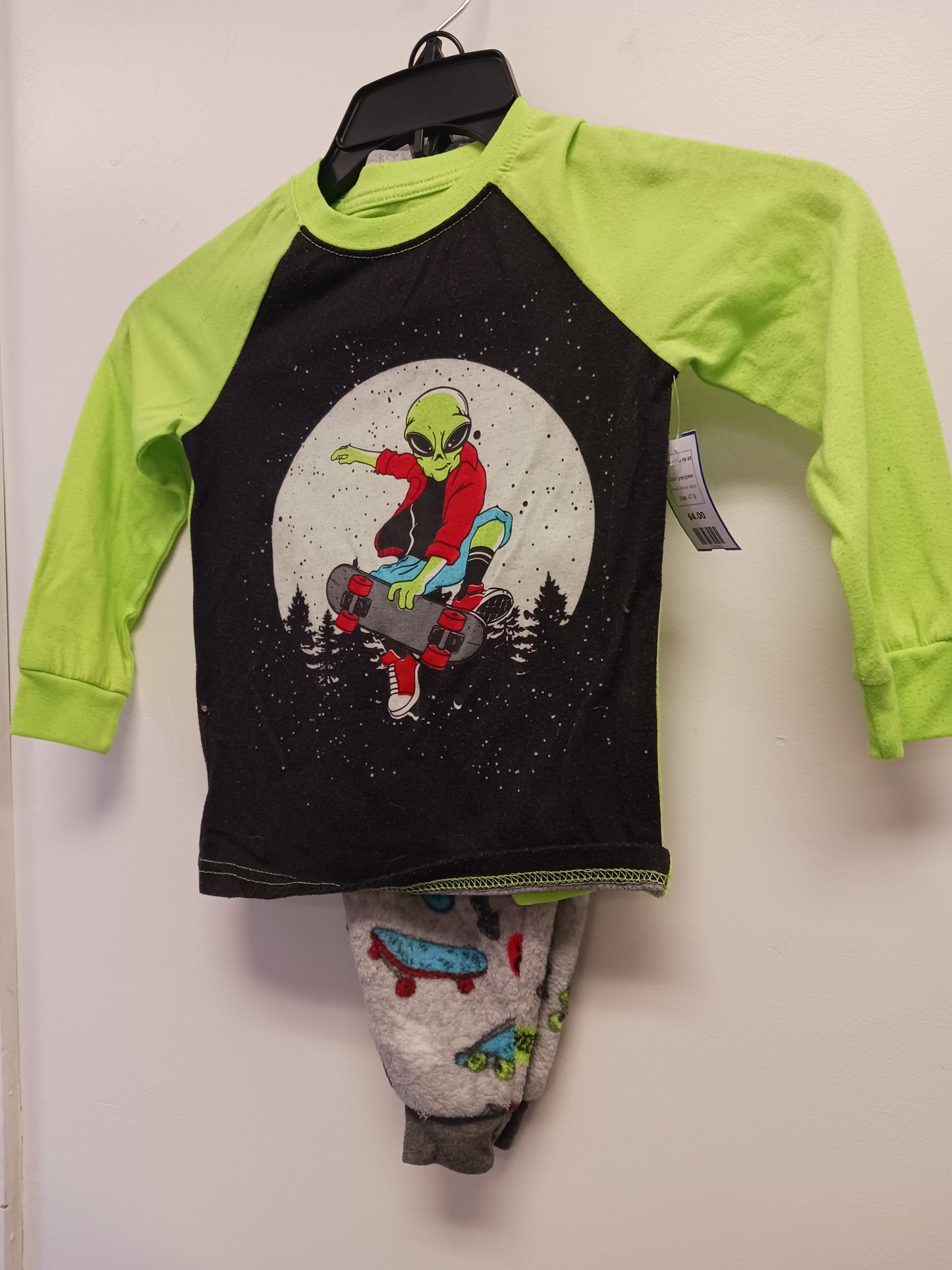grey/green Wonder Nation 2 Piece Alien PJS 4/5, 4T B