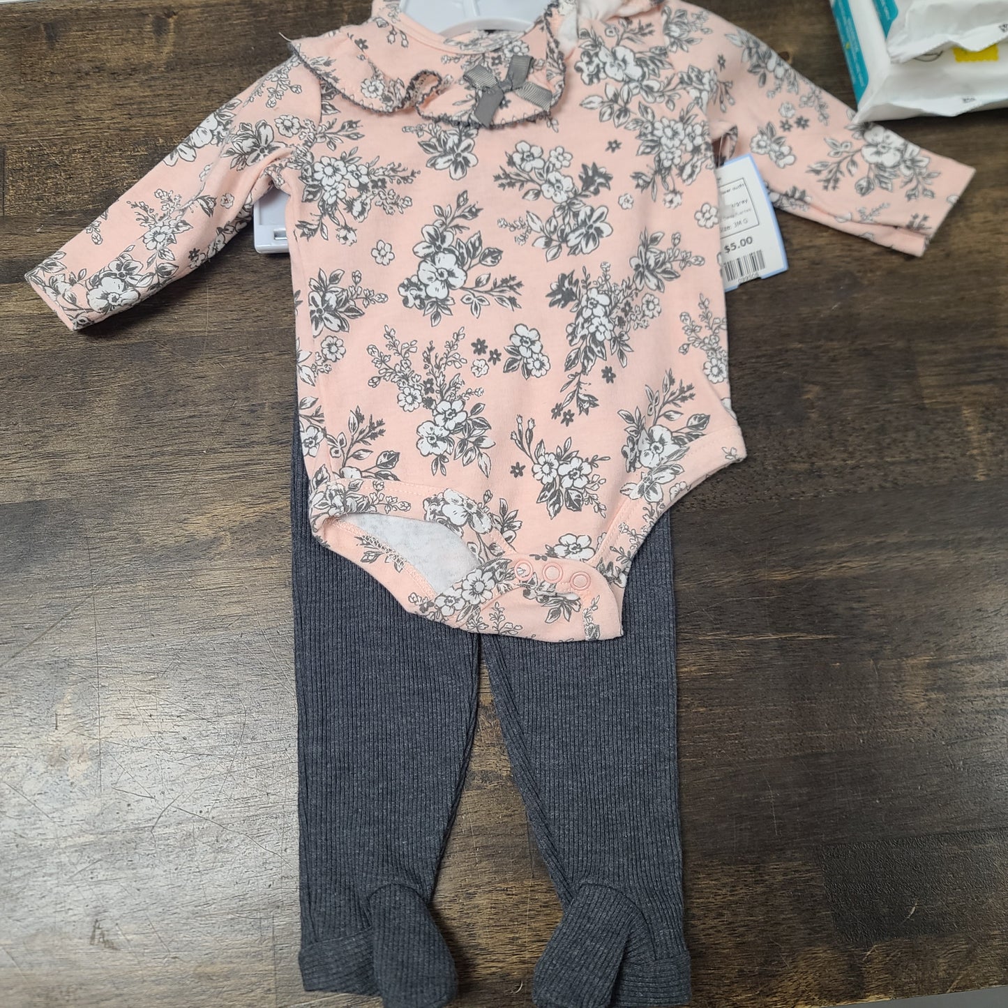Pink/gray Daisy Fuentes 3 Piece Flower outfit, 3M G