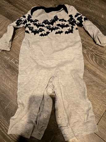 Grey with bats Wonder Nation One piece, 12M B