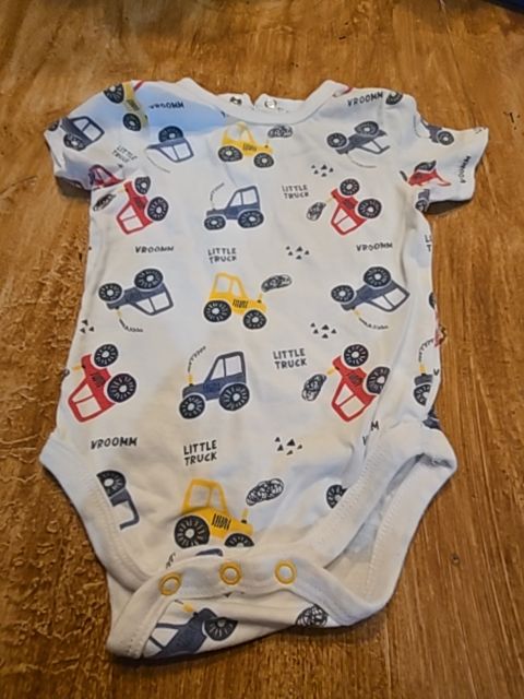 White Buttons and thread Little trucks onesie, 6M B