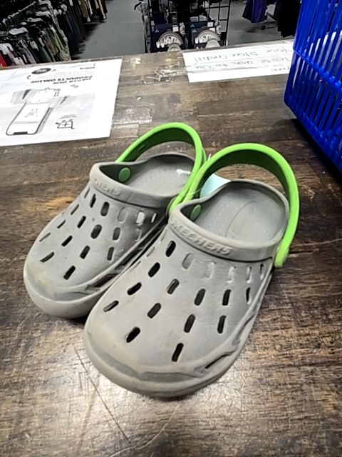 grey/green Sketchers Rubber Shoes, 9 B
