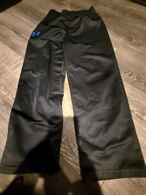 Grey Under armour Pants, 6 B