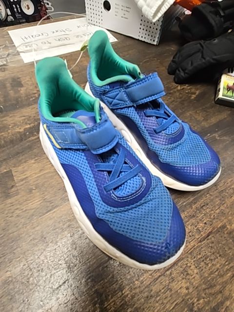 Blue  Sneakers, 1 B