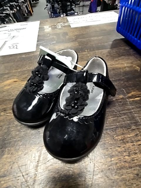Black Holiday Editions Flats, 4C G