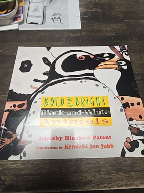 Bold And Bright Black-and-White Animals Book