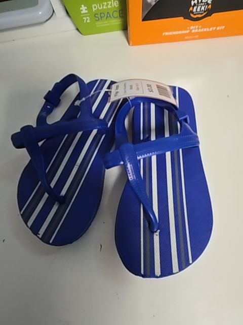 Blue/White  Flip Flops, 9c B