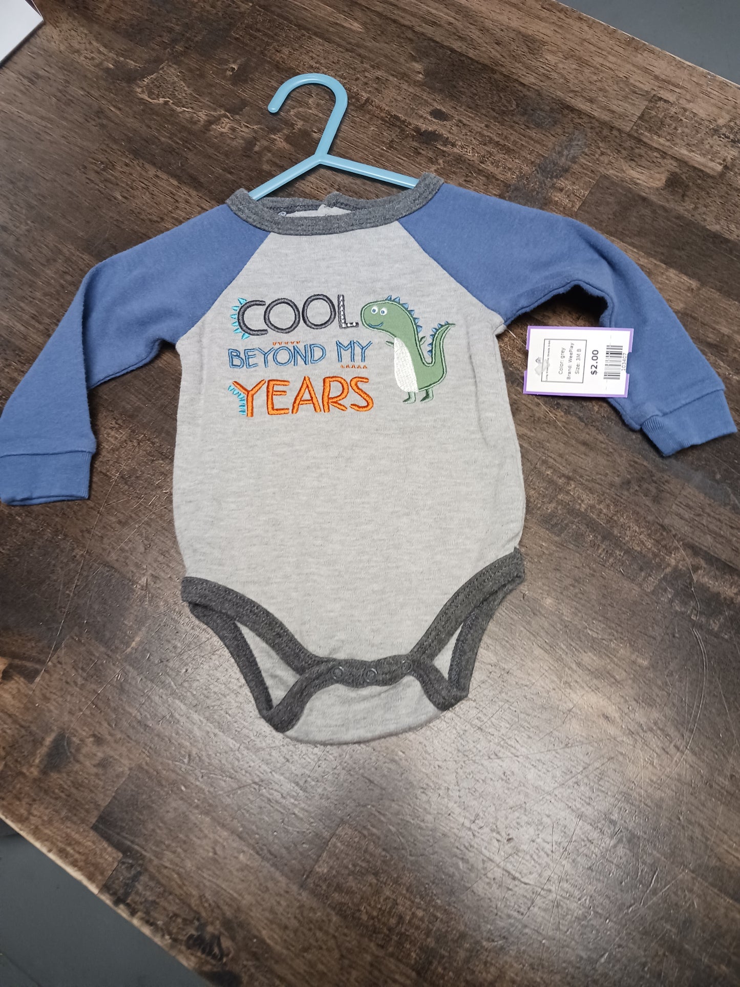 grey WeePlay Long Sleeve Dino Onesie 3-6m, 3M B