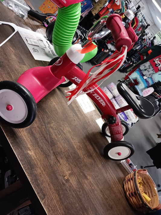 Red/White Radio Flyer Scoot About Ride On
