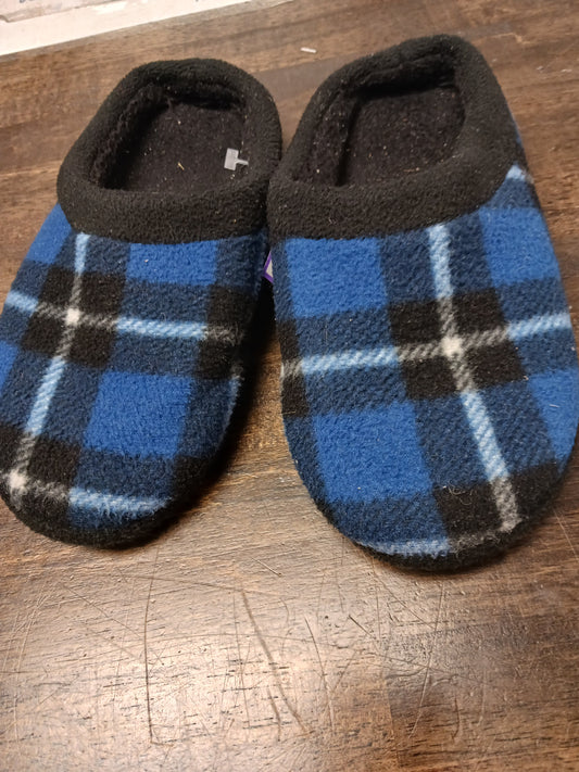 Blue Plaid CuddlDuds Slippers, 3 B