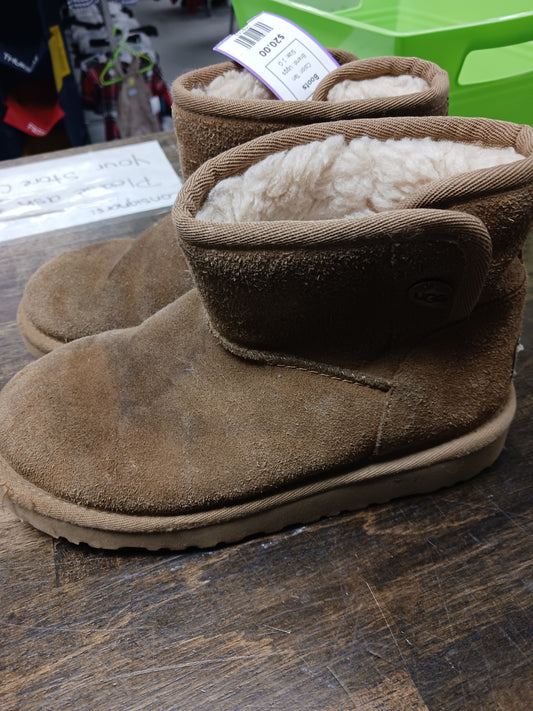 Tan Uggs Boots, 1 G