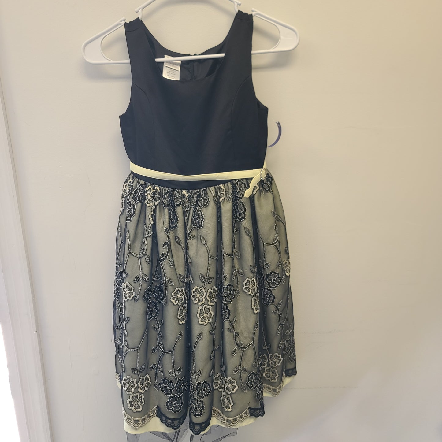 black/gold Perfectly Dressesd Flowered Dress, 8 G