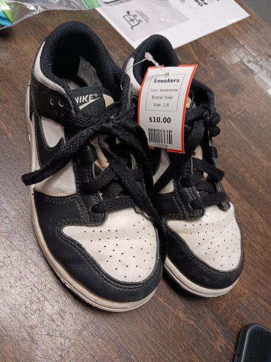 black/white Nike Sneakers, 1 B