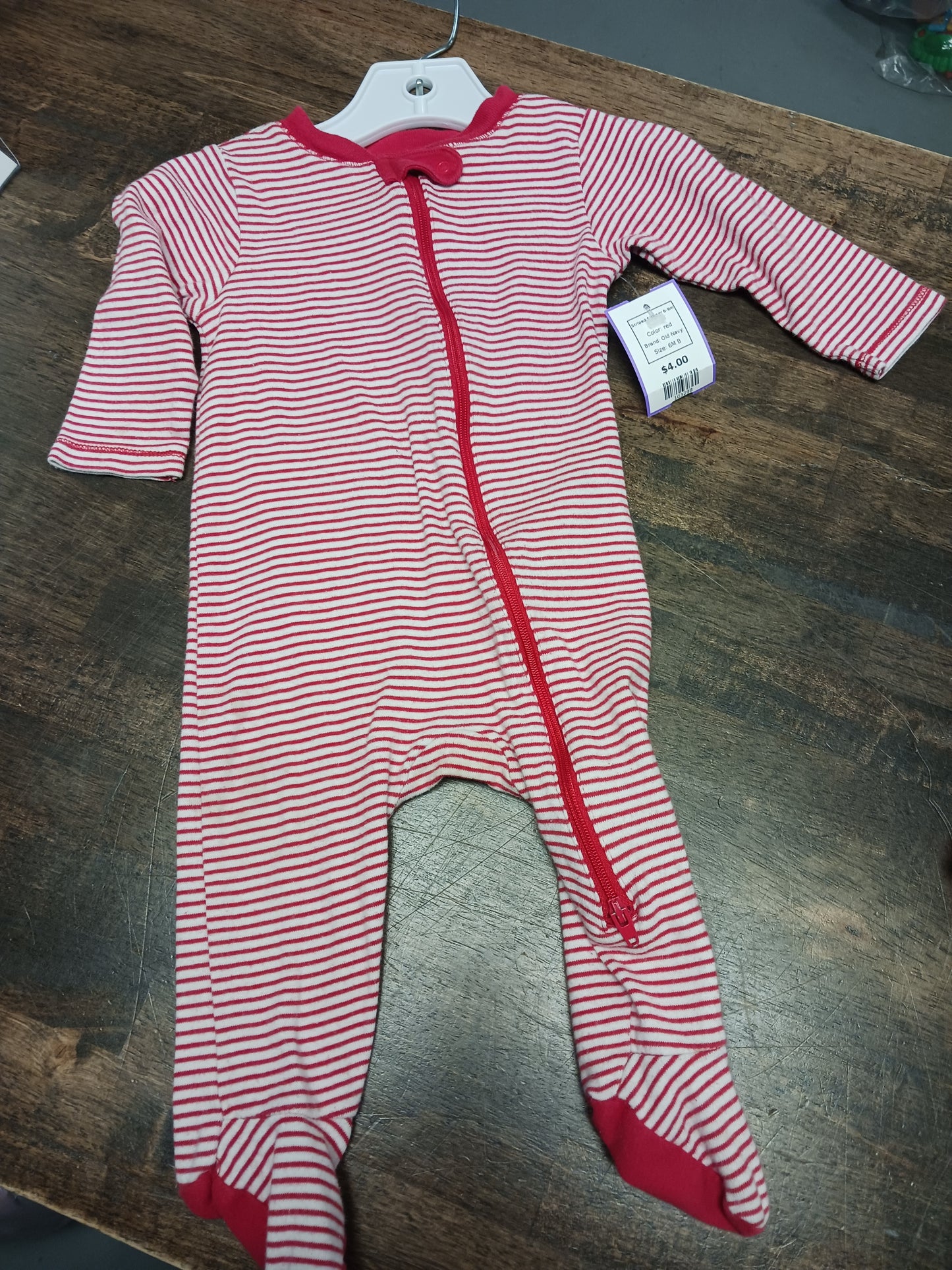 red Old Navy Striped Sleeper 6-9m, 6M B