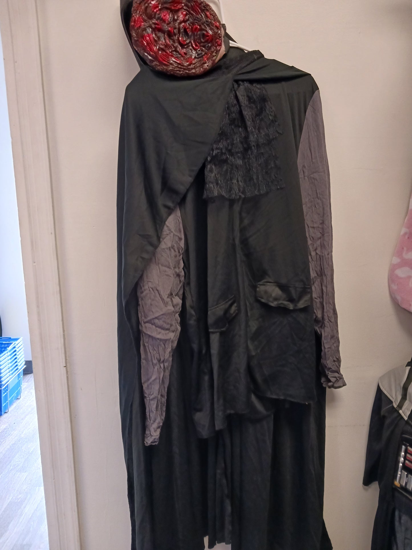 Black  Headless Man, 10 B