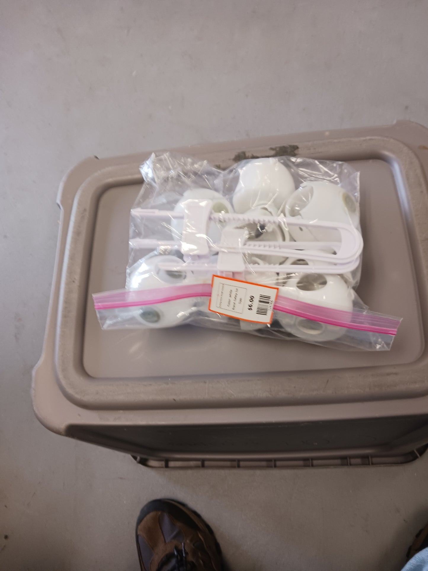 white Safety 1st Safety Door Knob Covers