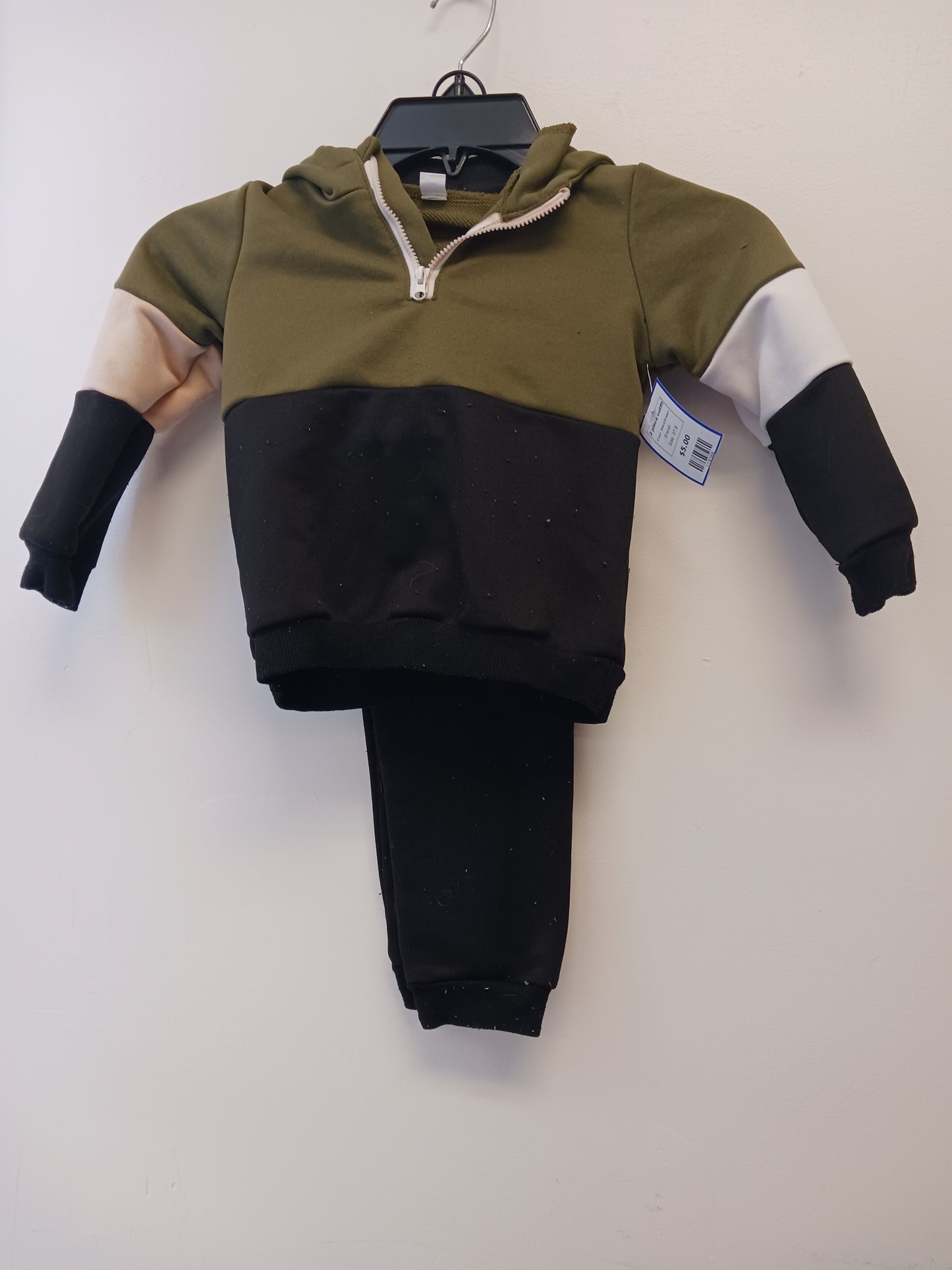 Black/Green  2 piece outfit, 3T B