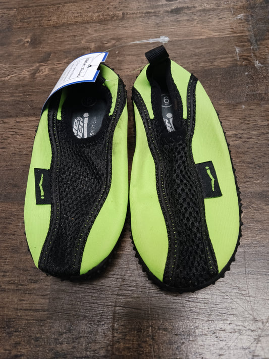 green/black Wave Runner Water Shoes, 6 B