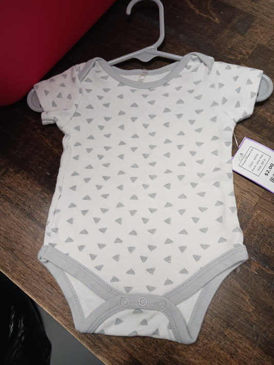white LeTop Baby Triangle Onesie 6-9m, 6M B
